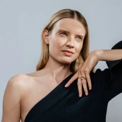 Mercy Twisted Earrings, Yellow Gold 8 Mercy Twisted Earrings, Yellow Gold -Home Decor Shop 0102 1782 onmodel aw21 ecom jewellery 10017826 1