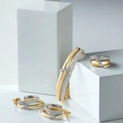 XO 18K Two-Tone Ring 7 XO 18K Two-Tone Ring -Home Decor Shop for web 0000 holiday 2022 lifestyle kwiat